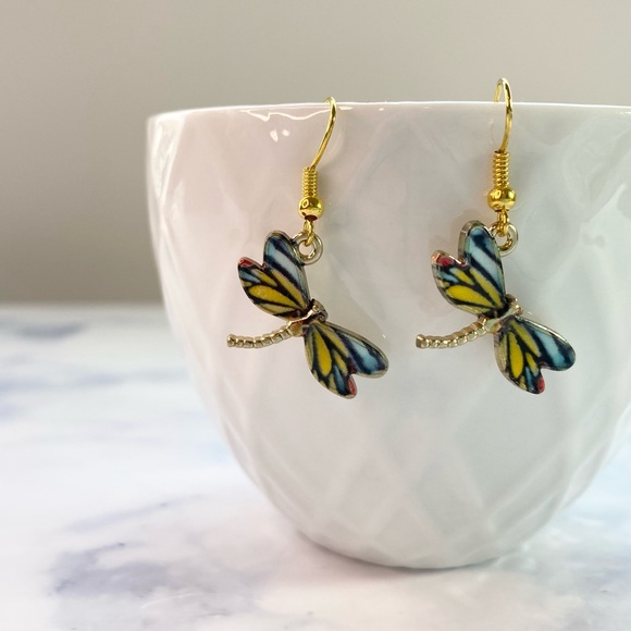 Rad crafty Jewelry - Gold dragonfly charm earrings.